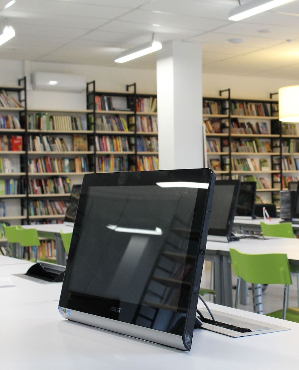 Технологии электронных библиотек. Компьютеры в библиотеке. Современная библиотека. Современная библиотека в школе. Современная библиотека с компьютерами.